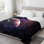 Manta de cama com design de planeta e espaço, mostrando uma grande lua e estrelas brilhantes, ideal para decoração de ciência.
