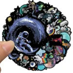 Adesivo de um astronauta flutuando no espaço, com fundo de galáxias e estrelas, sendo segurado por uma mão.
