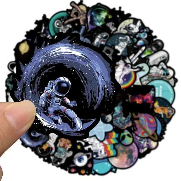 Adesivo de um astronauta flutuando no espaço, com fundo de galáxias e estrelas, sendo segurado por uma mão.