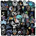 Vários astronautas, planetas, estrelas, foguetes e elementos espaciais em uma composição colorida e detalhada.