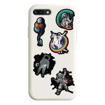 Capinha de telemóvel branca decorada com seis adesivos de temas espaciais, incluindo astronautas, planetas, um unicórnio com arco-íris e um astronauta com guitarra.