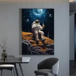 Ilustração de astronauta sentado na Lua, segurando uma bebida, com planetas e a Terra ao fundo, em um cenário espacial artístico.