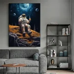 Ilustração de astronauta sentado na Lua, segurando uma garrafa, com Terra e luas ao fundo, em sala moderna com estante de livros e sofá cinzento.