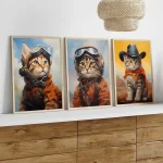 Três quadros com ilustrações de gatos vestidos de pilotos e cowboys, cada um com acessórios diferentes, numa prateleira de madeira.