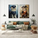 Dois quadros de gatos com roupas de pirata, um com chapéu e outro com tapa-olho, pendurados numa parede branca acima de um sofá verde com almofadas.