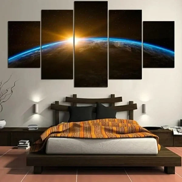 Painel decorativo de cinco painéis com imagem da Terra vista do espaço, com o Sol nascente ao fundo, sobre uma cama de casal com cabeceira de madeira escura.