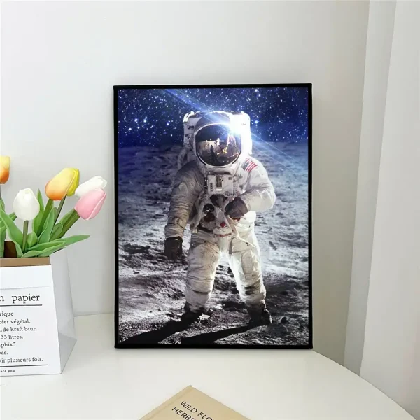 Fotografia de um astronauta em traje espacial na superfície lunar, com o céu estrelado ao fundo, refletido na viseira do capacete.