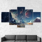 Conjunto de cinco quadros com imagens de espaço, estrelas, planetas e montanhas, decorando uma parede branca de tijolos.