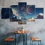 Conjunto de cinco quadros com imagens de espaço, planetas e estrelas, decorando uma parede de cimento.