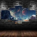 Conjunto de cinco painéis decorativos com paisagem espacial, incluindo montanhas, estrelas, planetas e galáxias, montados numa parede de tijolos escuros.