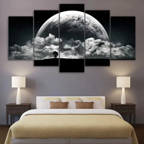 Quadro de cinco painéis com imagem da lua cheia e nuvens, decorando uma parede de quarto com cama e abajures.