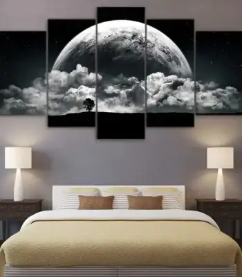 Quadro decorativo de várias painéis com imagem da lua cheia e nuvens, colocado acima da cama em quarto moderno com iluminação suave.