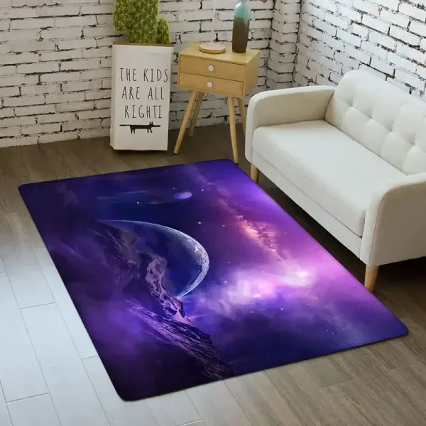 Tapete com imagem de uma galáxia, planetas e estrelas em tons de roxo e azul, colocado numa sala moderna com sofá branco e decoração minimalista.