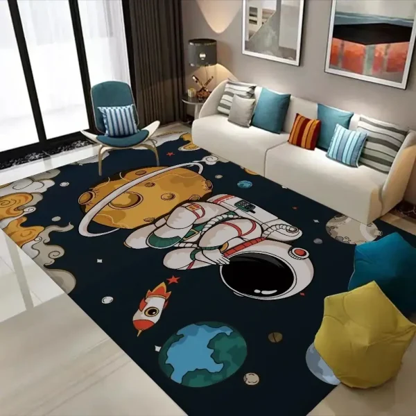 Tapete com astronauta, foguetes, planetas e estrelas, decorando uma sala moderna com sofá branco e cadeiras coloridas.
