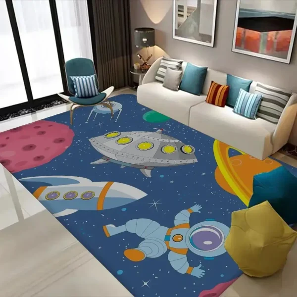 Tapete de sala com tema espacial, foguetes, astronauta e planetas coloridos, decorando uma sala moderna com sofá branco e cadeiras azuis.