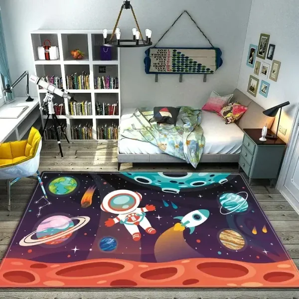 Tapete colorido com astronauta, planetas, estrelas e foguetes em espaço sideral, decorando quarto infantil com tema espacial.