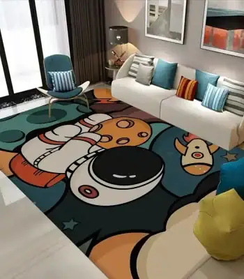 Tapete decorativo com astronauta, estrelas e planetas, em cores vibrantes, colocado na sala de estar moderna com sofá branco e cadeiras azuis.