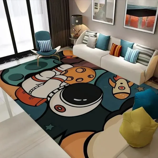 Tapete decorativo com astronauta, estrelas e planetas, em cores vibrantes, colocado na sala de estar moderna com sofá branco e cadeiras azuis.