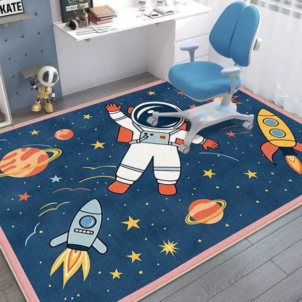 Tapete com desenhos de astronauta, foguetes, planetas e estrelas em fundo escuro, decorando um espaço de estudo ou brincadeira.