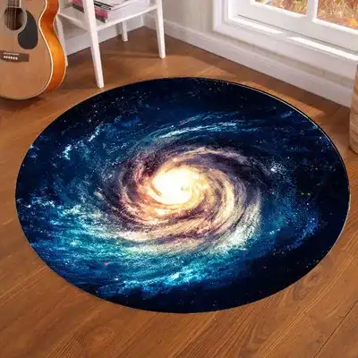 Tapete redondo com imagem de uma galáxia, detalhes de estrelas e braços espirais, ideal para ambientes educativos ou de lazer.