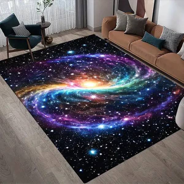 Tapete com padrão de galáxia colorida, estrelas e nebulosas, em sala de estar moderna com sofá e cadeiras.