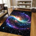 Tapete com estampa de uma galáxia colorida, com estrelas e nebulosas, em sala de estar com móveis de madeira e estante com objetos decorativos.