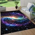 Tapete com padrão de galáxia, estrelas e nebulosas em cores vibrantes, colocado num espaço de estar ao ar livre com mobiliário branco e plantas verdes.