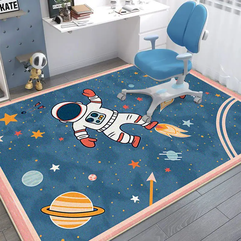 Tapete de espaço com astronauta, planetas, estrelas e foguete, em quarto infantil com cadeira azul e estante branca.