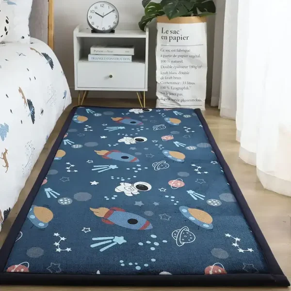 Tapete de cor azul com desenhos de foguetes, planetas, estrelas e astronautas, ideal para quartos de crianças com tema espacial.