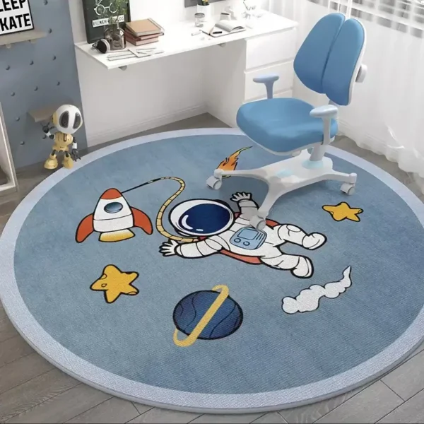 Tapete redondo com tema espacial, astronauta, foguete, estrelas, planeta e cometa, colocado numa sala com cadeira azul e secretária branca.