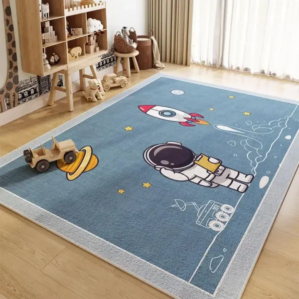 Tapete azul com desenhos de foguete, astronauta, planeta e estrelas, ideal para quartos de crianças com interesse em espaço.