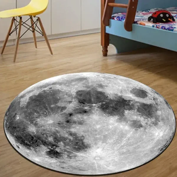 Tapete redondo com imagem realista da superfície lunar, colocado no chão de um quarto infantil com cama, cadeira amarela e brinquedos.
