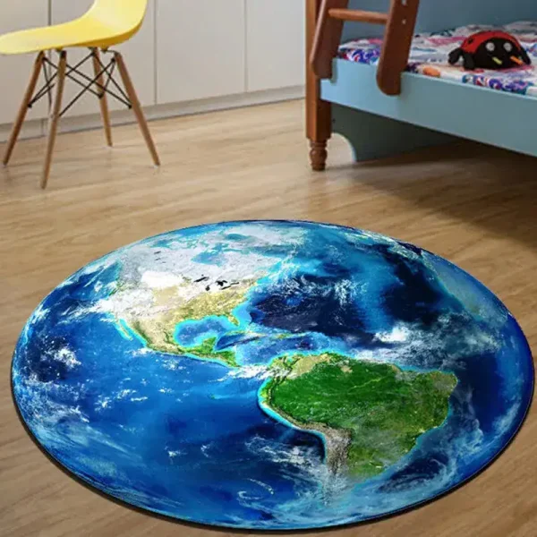 Alfombra redonda com mapa do mundo, mostrando continentes e oceanos em cores vibrantes, colocada num quarto infantil com cama e cadeira.