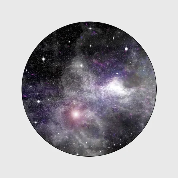 Vista de uma galáxia com estrelas, nuvens de gás e poeira cósmica, com cores roxas, brancas e pretas, em um fundo escuro.