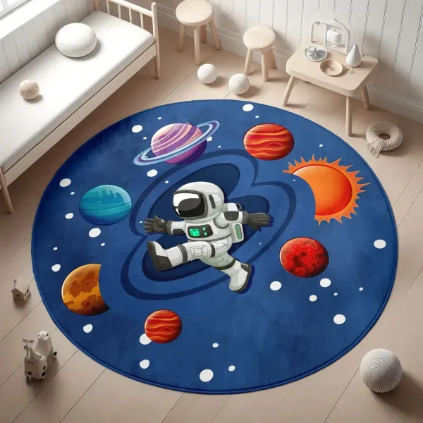 Tapete redondo com astronauta no centro, rodeado por planetas coloridos e estrelas, em quarto infantil decorado com móveis brancos e brinquedos.