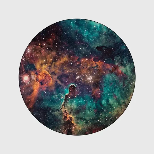 Fotografia de uma nebulosa colorida com estrelas brilhantes e nuvens de gás cósmico, vista de perto em um círculo.