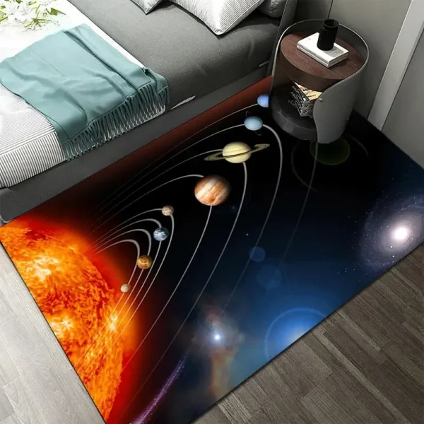 Tapete decorativo com o sistema solar, mostrando o Sol e os planetas em órbita, colocado ao lado de uma cama e uma mesa de cabeceira.