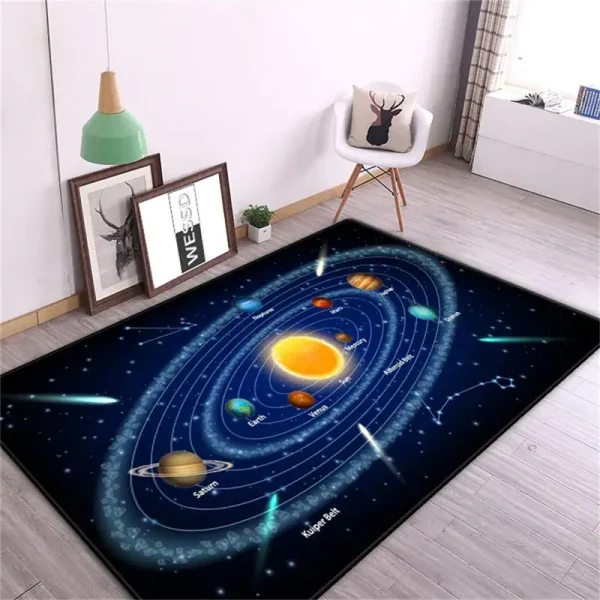 Tapete com representação do sistema solar, incluindo o Sol, planetas e órbitas, em uma sala moderna com decoração minimalista.