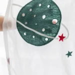 Planeta decorativo de tecido verde com buracos, acompanhado de estrelas vermelha e verde suspensas por fios brancos.
