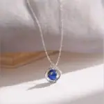 Collier avec pendentif représentant la planète Terre, symbole de l'univers et de la science, parfait pour les amateurs d'astronomie et de décoration scientifique.