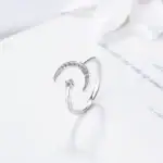 Bague en forme de lune et étoile ornée de cristaux, symbole de rêve et d'élégance, idéale pour une décoration de bijou scientifique ou artistique.