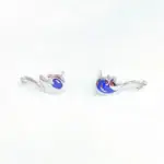Pendentifs en forme de vagues marines en argent avec détails en émail bleu, parfaits pour une décoration ou un bijou inspiré de la mer.