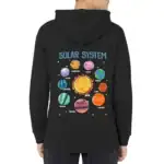 Sweat à capuche noir avec illustration du système solaire, incluant le Soleil et les planètes comme Mercure, Vénus, Terre, Mars, Jupiter, Saturne, Uranus et Neptune, pour enfants.
