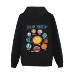 Sweat à capuche noir pour enfants avec illustration colorée du système solaire, comprenant les planètes et le soleil, idéal pour les amateurs d'astronomie.