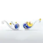 Vase décoratif en forme de nuage et lune, en métal argenté et doré, avec un design élégant et moderne, parfait pour la décoration intérieure.