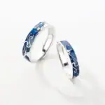 Anneaux en acier avec motif océanique en émail bleu, parfaits pour symboliser l'amour et la passion liés à la mer.