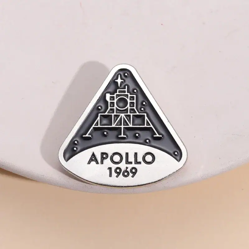 Apollo 1969 badge - Objet scientifique | Boutique & Décoration de science Une broche ou badge représentant la mission Apollo 11 de la NASA, avec la date 1969, symbole emblématique de l'exploration spatiale.
