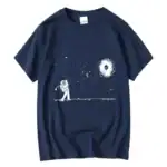 T-shirt bleu marine avec illustration d'un astronaute jouant au golf dans l'espace, avec une galaxie en spirale en arrière-plan.