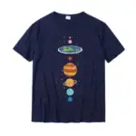 T-shirt bleu avec illustration colorée du système solaire, représentant les planètes et la Terre dans un style graphique ludique. Parfait pour les amateurs d'astronomie et de décoration scientifi.