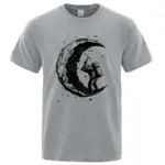 T-shirt gris avec illustration d'un astronaute sur la lune, style artistique et moderne, parfait pour les amateurs de science et d'astronomie.